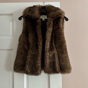 Women!s faux fur vest